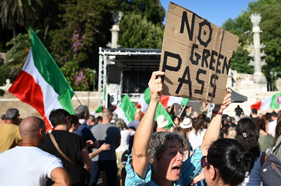 Italai protestuoja prieš naujus COVID pasus