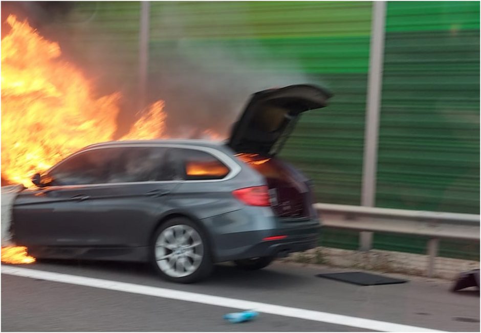 Spąstai ties Puskelniais: BMW automobilis virto liepsnojančiu fakelu