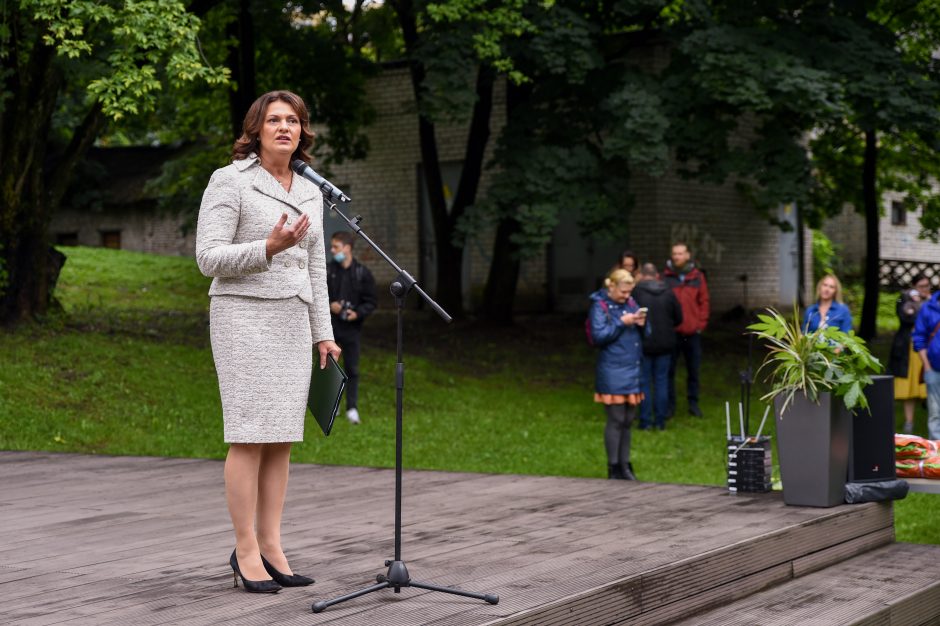 D. Nausėdienė Rugsėjo 1-osios proga moksleivius sveikino Vilniaus lietuvių namuose