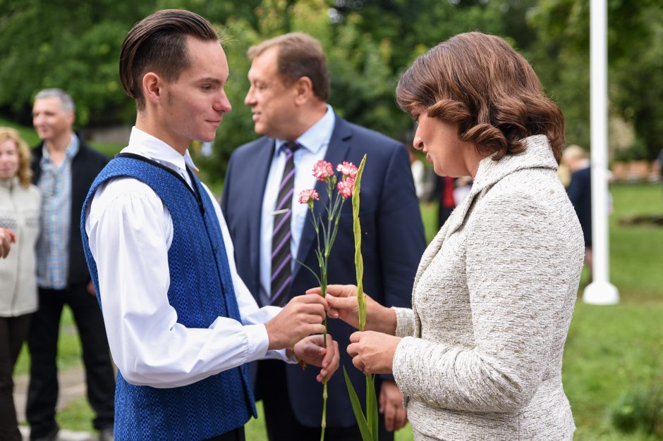 D. Nausėdienė Rugsėjo 1-osios proga moksleivius sveikino Vilniaus lietuvių namuose