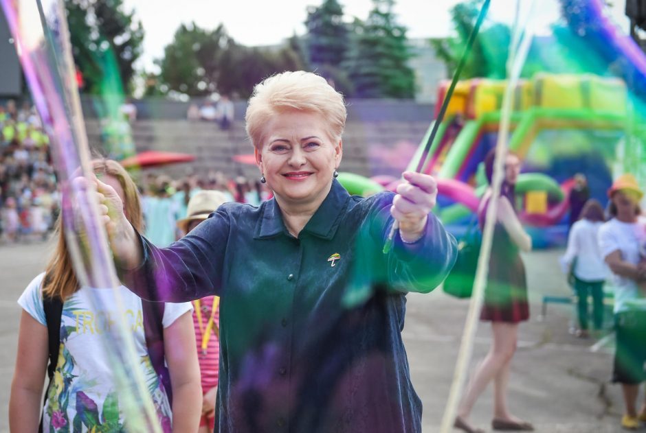 Prezidentė kviečia vaikams padovanoti vasarą