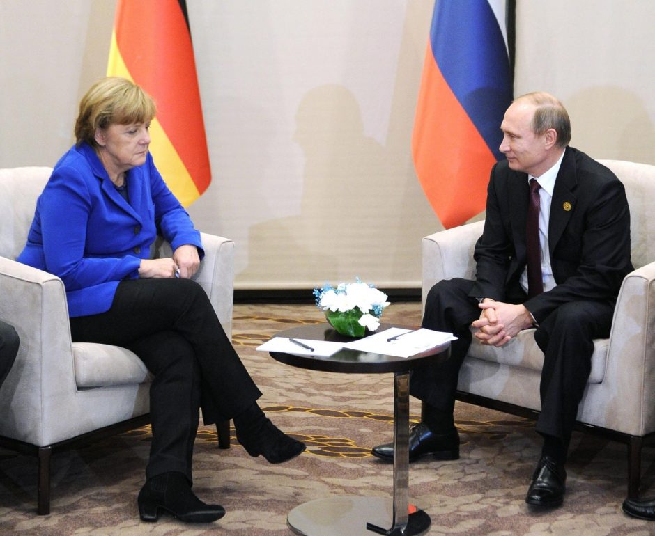 V. Putinas telefonu aptarė su A. Merkel ir E. Macronu padėtį Ukrainoje