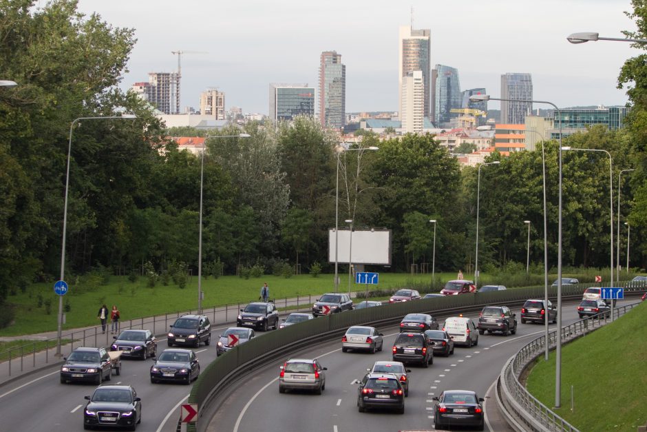 Premjeras: senų ir taršių automobilių pirkimas taps nepatrauklus