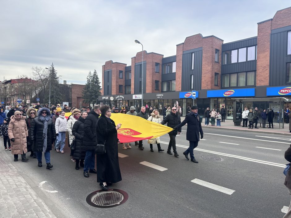 Kovo 11-ąją nešė 77 metrų uostamiesčio vėliavą