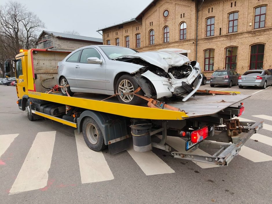 Avarija Klaipėdoje: automobiliai ištaškė gėlines