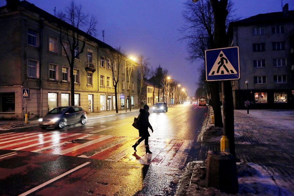 Apšvietimas klaipėdiečiams sukėlė klausimų: įjungiamas ir išjungiamas vis kitu laiku