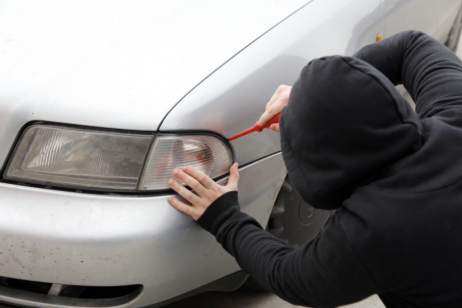 Įspėja dėl automobilių vagysčių: nesaugu net aptvertuose kiemuose