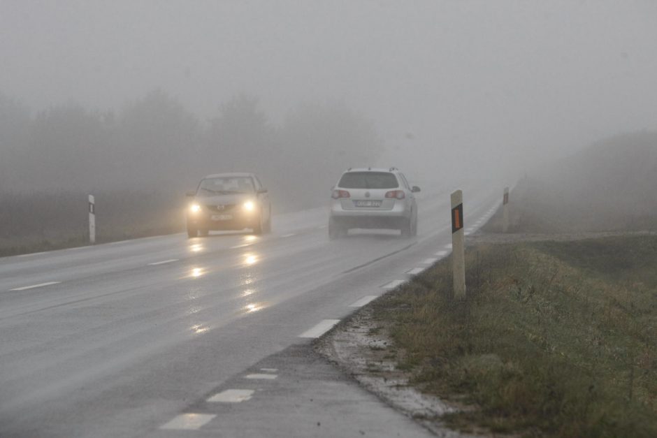 Eismo sąlygas vietomis sunkina rūkas