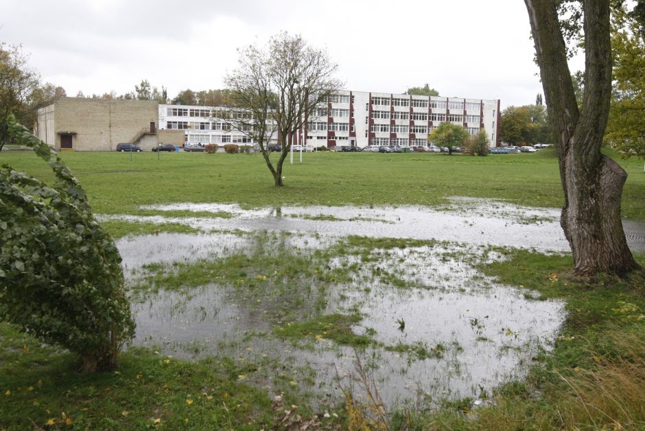 Pelkėtas „Gilijos“ mokyklos aikštynas virs moderniu stadionu