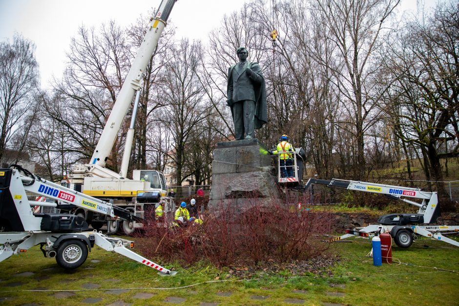 Žmonės apie nukeltą P. Cvirkos paminklą: tegul guli sąvartyne, jis mums nereikalingas