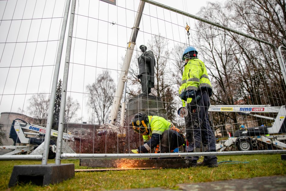 Žmonės apie nukeltą P. Cvirkos paminklą: tegul guli sąvartyne, jis mums nereikalingas