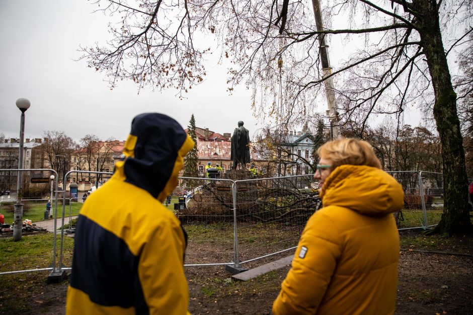 Žmonės apie nukeltą P. Cvirkos paminklą: tegul guli sąvartyne, jis mums nereikalingas