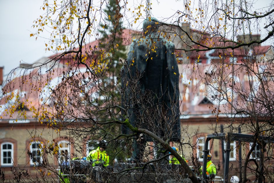 Žmonės apie nukeltą P. Cvirkos paminklą: tegul guli sąvartyne, jis mums nereikalingas