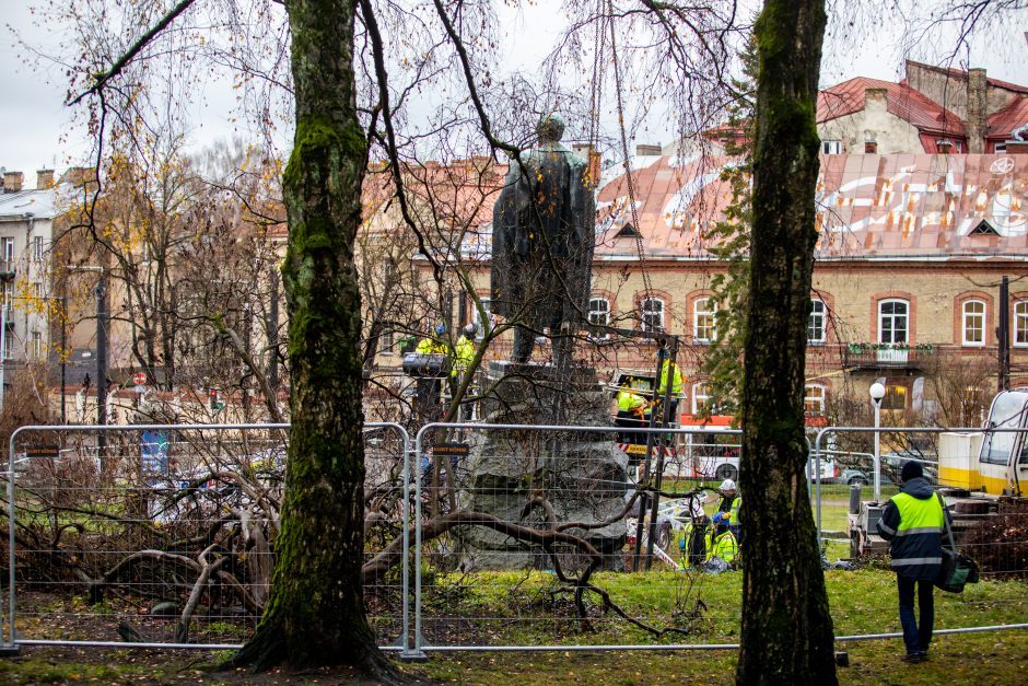 Žmonės apie nukeltą P. Cvirkos paminklą: tegul guli sąvartyne, jis mums nereikalingas