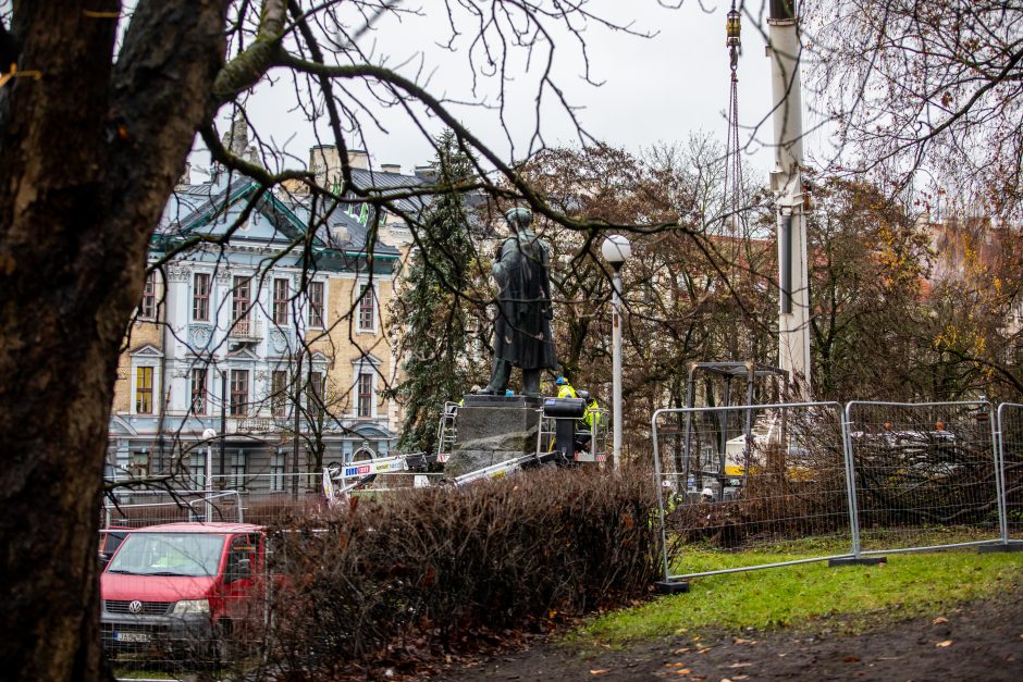 Žmonės apie nukeltą P. Cvirkos paminklą: tegul guli sąvartyne, jis mums nereikalingas