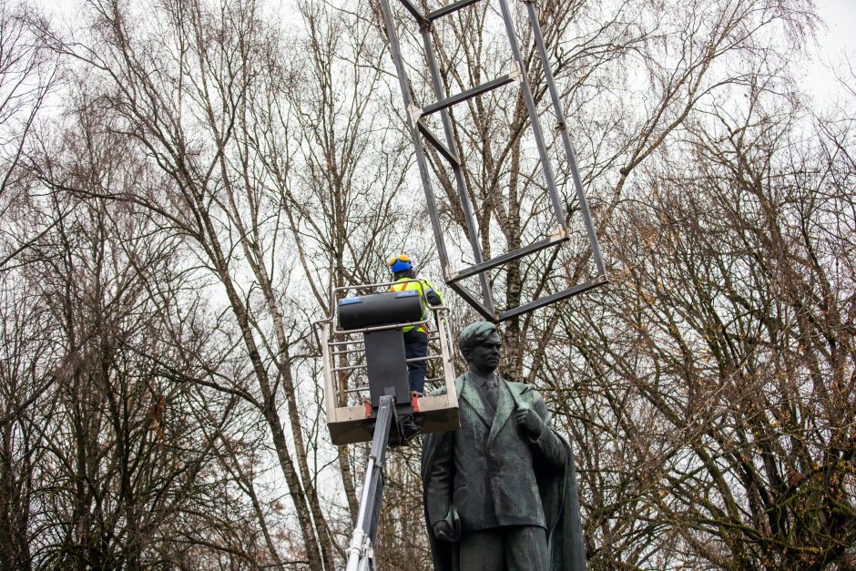 Žmonės apie nukeltą P. Cvirkos paminklą: tegul guli sąvartyne, jis mums nereikalingas