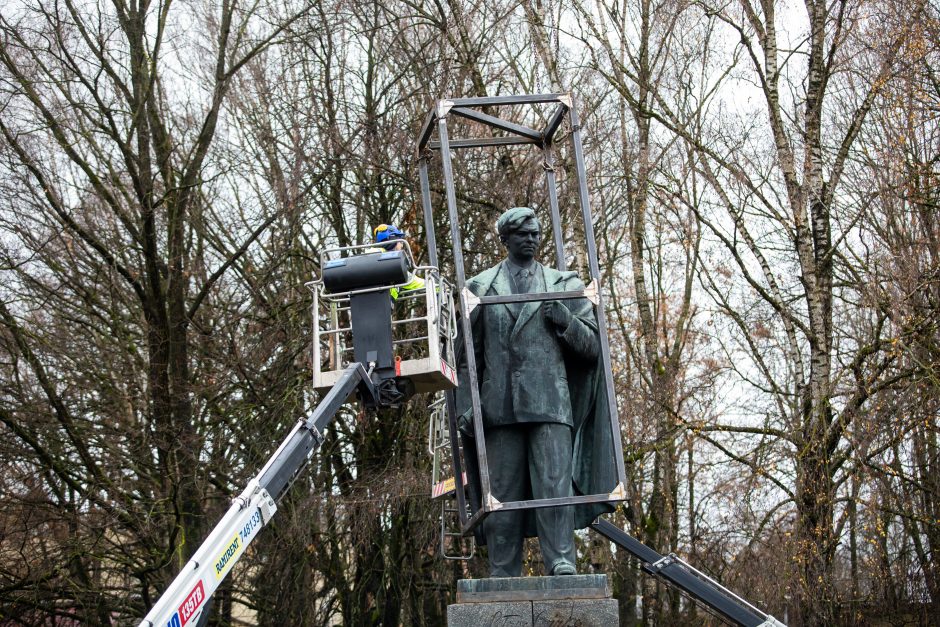 Žmonės apie nukeltą P. Cvirkos paminklą: tegul guli sąvartyne, jis mums nereikalingas