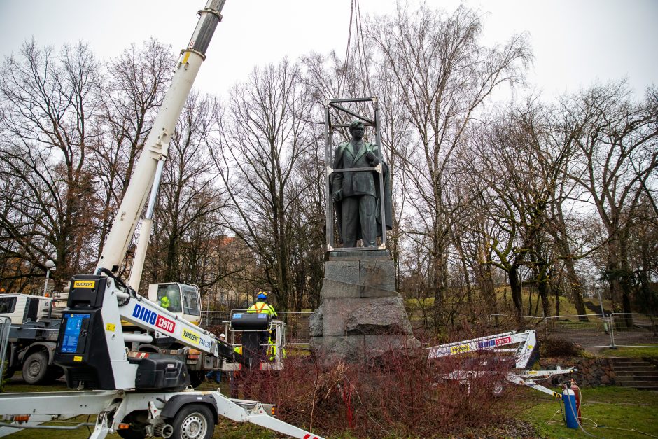 Žmonės apie nukeltą P. Cvirkos paminklą: tegul guli sąvartyne, jis mums nereikalingas