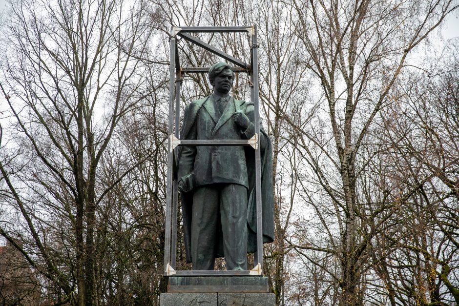 Žmonės apie nukeltą P. Cvirkos paminklą: tegul guli sąvartyne, jis mums nereikalingas