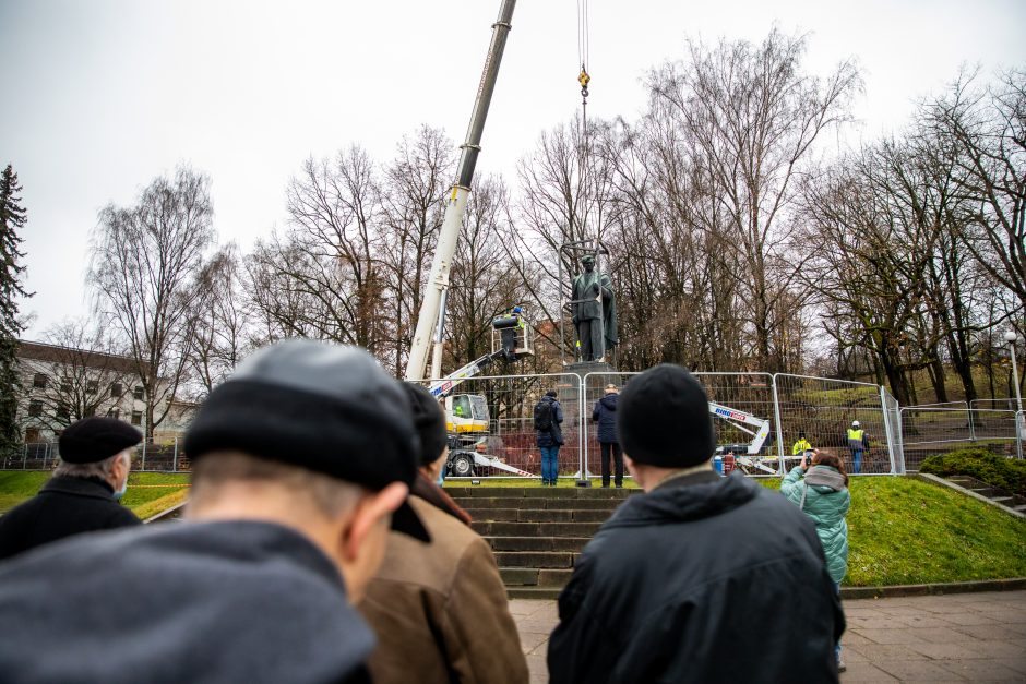 Žmonės apie nukeltą P. Cvirkos paminklą: tegul guli sąvartyne, jis mums nereikalingas