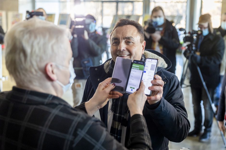 Parlamentarai į Seimą pateko ir su galimybių pasu, ir su neigiamu testu