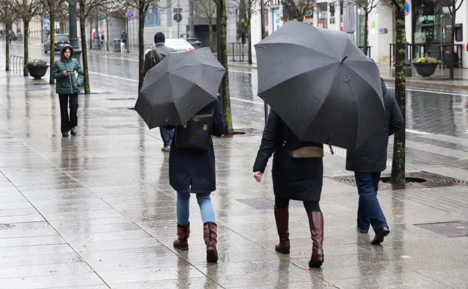 Kelių dangos daugiausia yra šlapios, naktį lis protarpiais