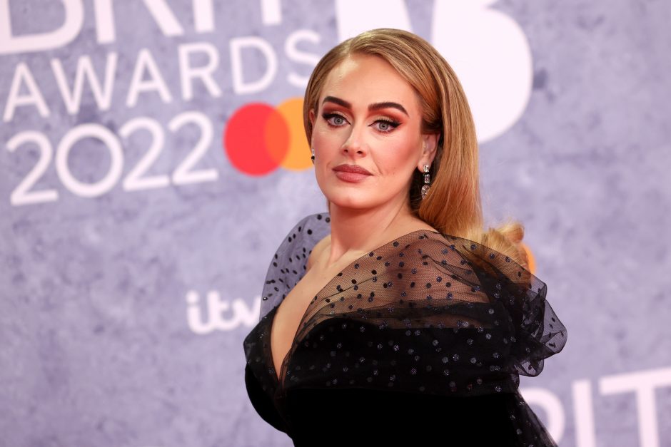 Adele gavo tris „Brit Awards“, apdovanojimams atsisveikinus su atskiromis lyčių kategorijomis