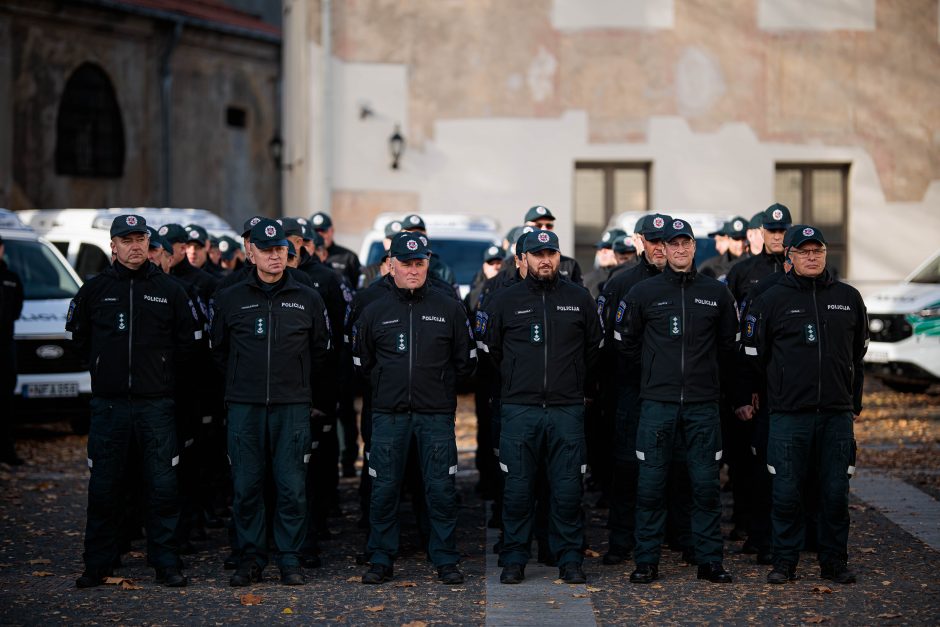 Policijos įstaigoms perduoti 26 nauji tarnybiniai automobiliai