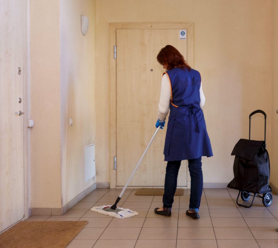 Kokybiškai išvalyti laiptines galima ir be kibiro vandens