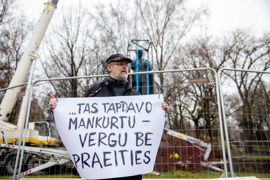 Žmonės apie nukeltą P. Cvirkos paminklą: tegul guli sąvartyne, jis mums nereikalingas