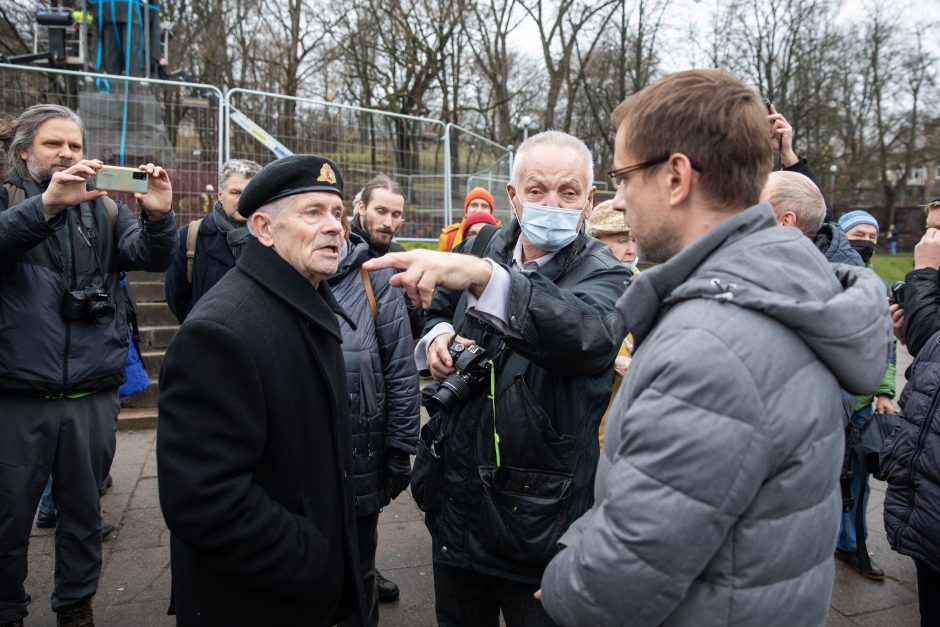 Žmonės apie nukeltą P. Cvirkos paminklą: tegul guli sąvartyne, jis mums nereikalingas