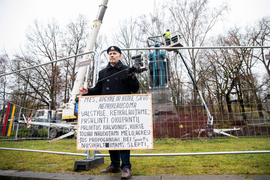 Žmonės apie nukeltą P. Cvirkos paminklą: tegul guli sąvartyne, jis mums nereikalingas