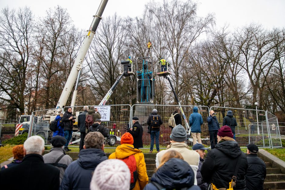 Žmonės apie nukeltą P. Cvirkos paminklą: tegul guli sąvartyne, jis mums nereikalingas