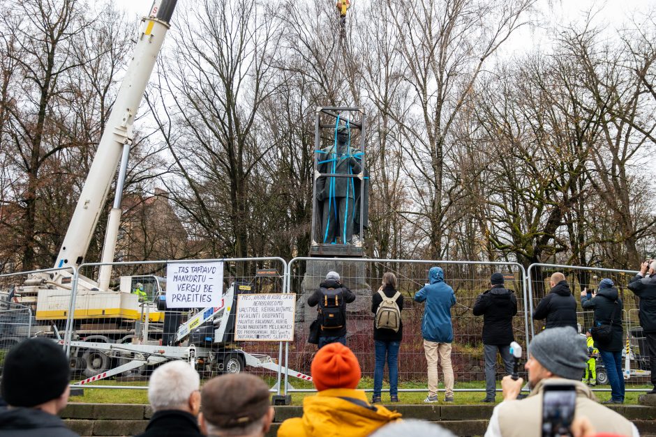 Žmonės apie nukeltą P. Cvirkos paminklą: tegul guli sąvartyne, jis mums nereikalingas