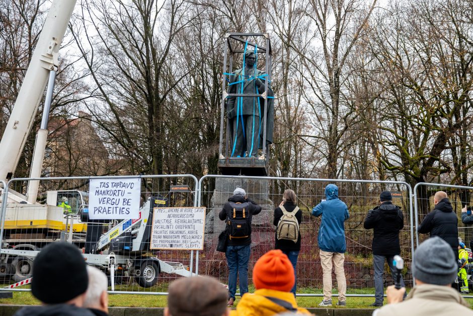 Žmonės apie nukeltą P. Cvirkos paminklą: tegul guli sąvartyne, jis mums nereikalingas