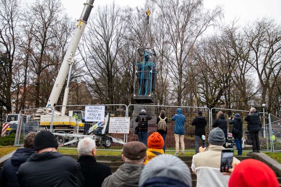 Žmonės apie nukeltą P. Cvirkos paminklą: tegul guli sąvartyne, jis mums nereikalingas