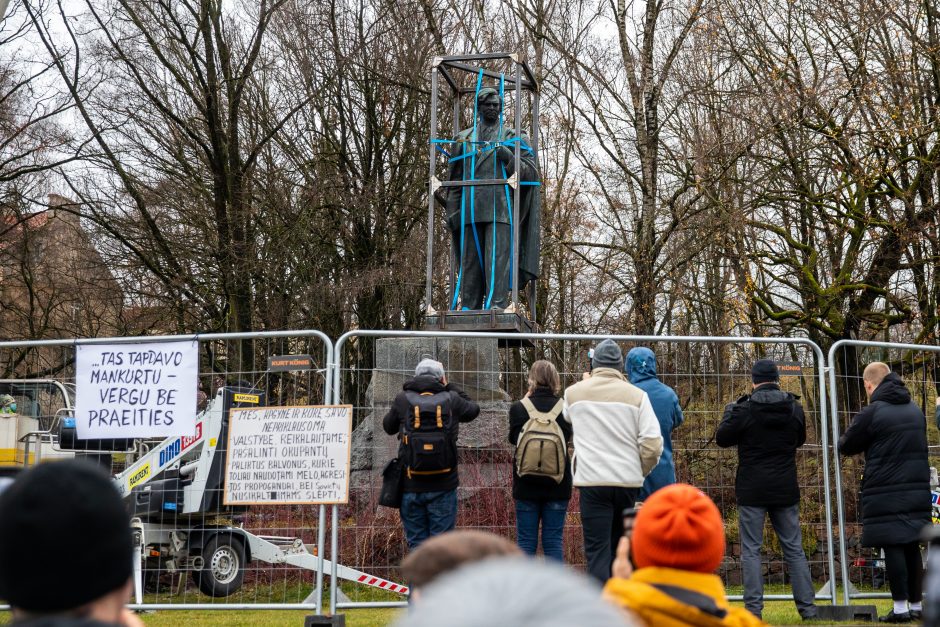 Žmonės apie nukeltą P. Cvirkos paminklą: tegul guli sąvartyne, jis mums nereikalingas