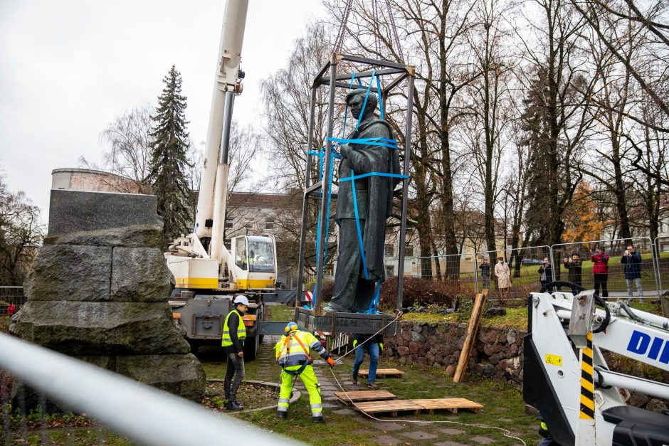 Žmonės apie nukeltą P. Cvirkos paminklą: tegul guli sąvartyne, jis mums nereikalingas