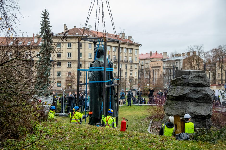 Žmonės apie nukeltą P. Cvirkos paminklą: tegul guli sąvartyne, jis mums nereikalingas