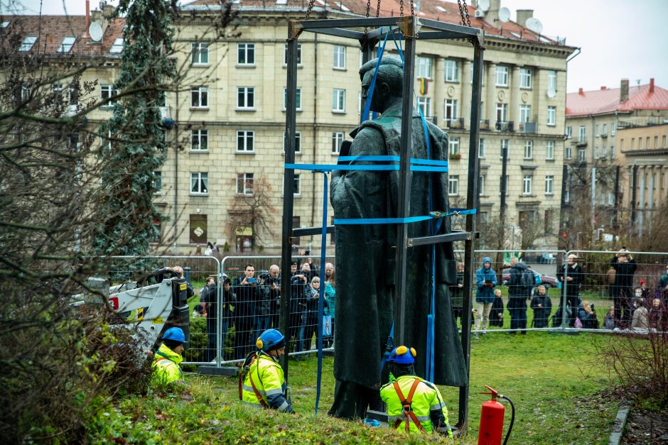 Žmonės apie nukeltą P. Cvirkos paminklą: tegul guli sąvartyne, jis mums nereikalingas