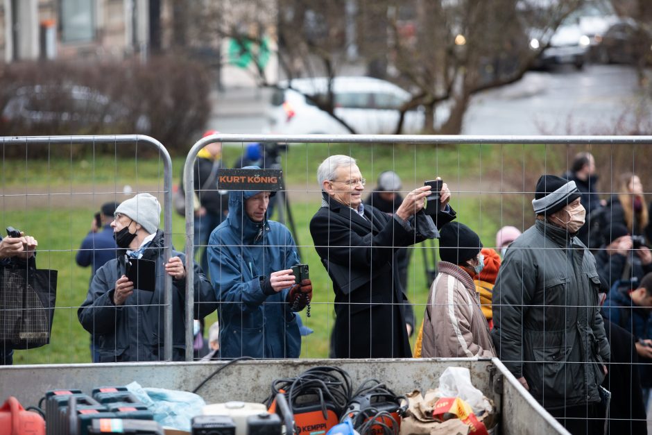 Žmonės apie nukeltą P. Cvirkos paminklą: tegul guli sąvartyne, jis mums nereikalingas