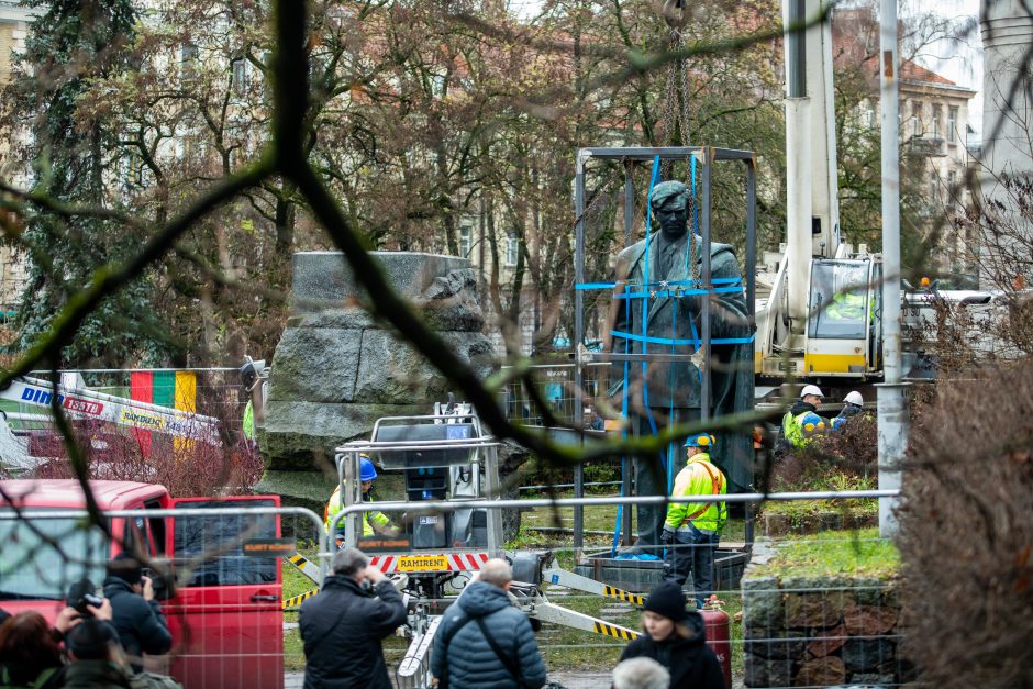 Žmonės apie nukeltą P. Cvirkos paminklą: tegul guli sąvartyne, jis mums nereikalingas