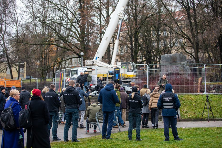 Žmonės apie nukeltą P. Cvirkos paminklą: tegul guli sąvartyne, jis mums nereikalingas