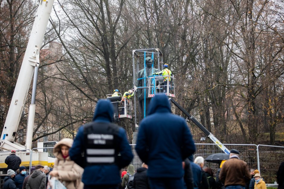 Žmonės apie nukeltą P. Cvirkos paminklą: tegul guli sąvartyne, jis mums nereikalingas