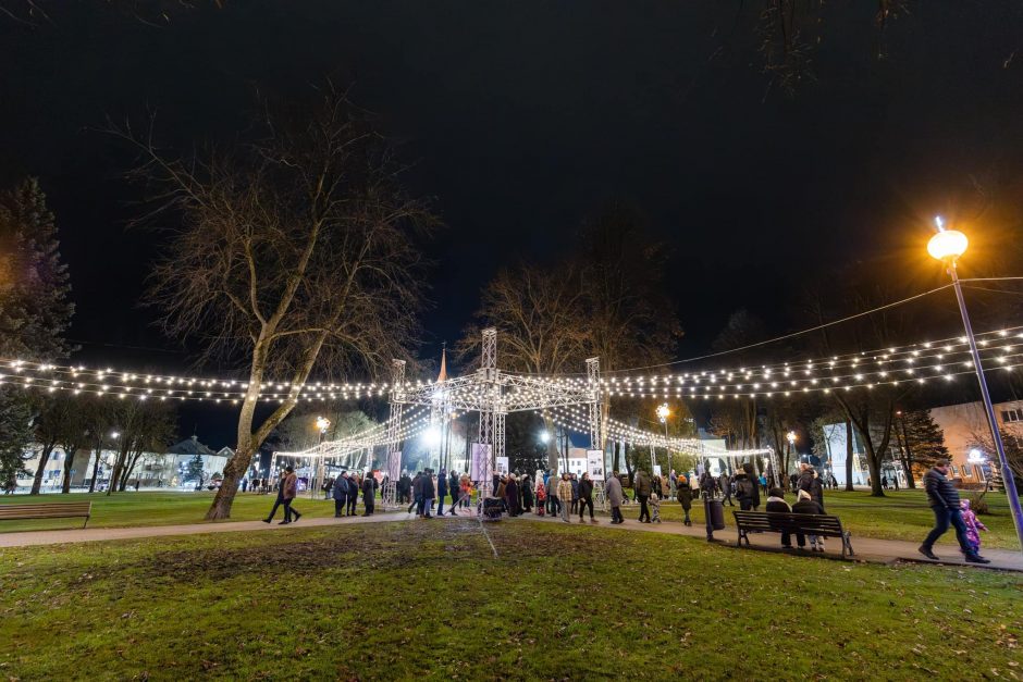 Kretingiškius džiugino teatralizuotas eglės įžiebimas