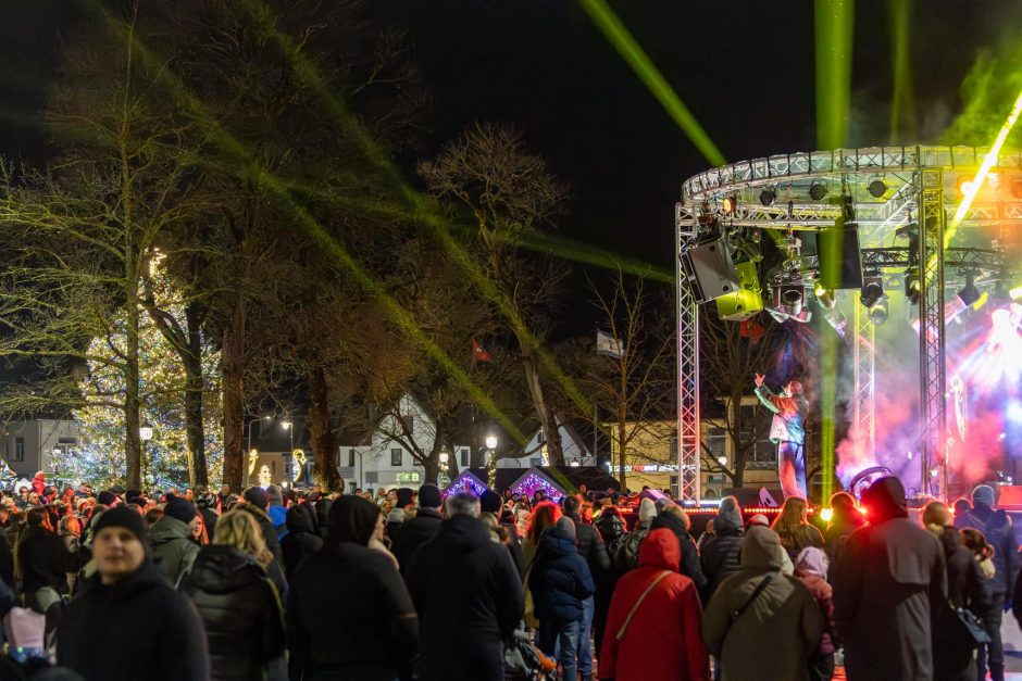 Kretingiškius džiugino teatralizuotas eglės įžiebimas