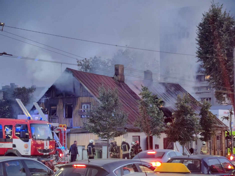 Savanorių prospekte liepsnos talžė medinį namą