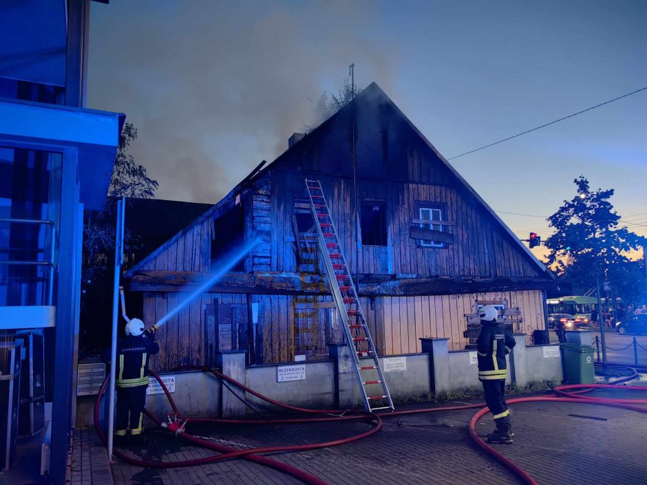 Savanorių prospekte liepsnos talžė medinį namą