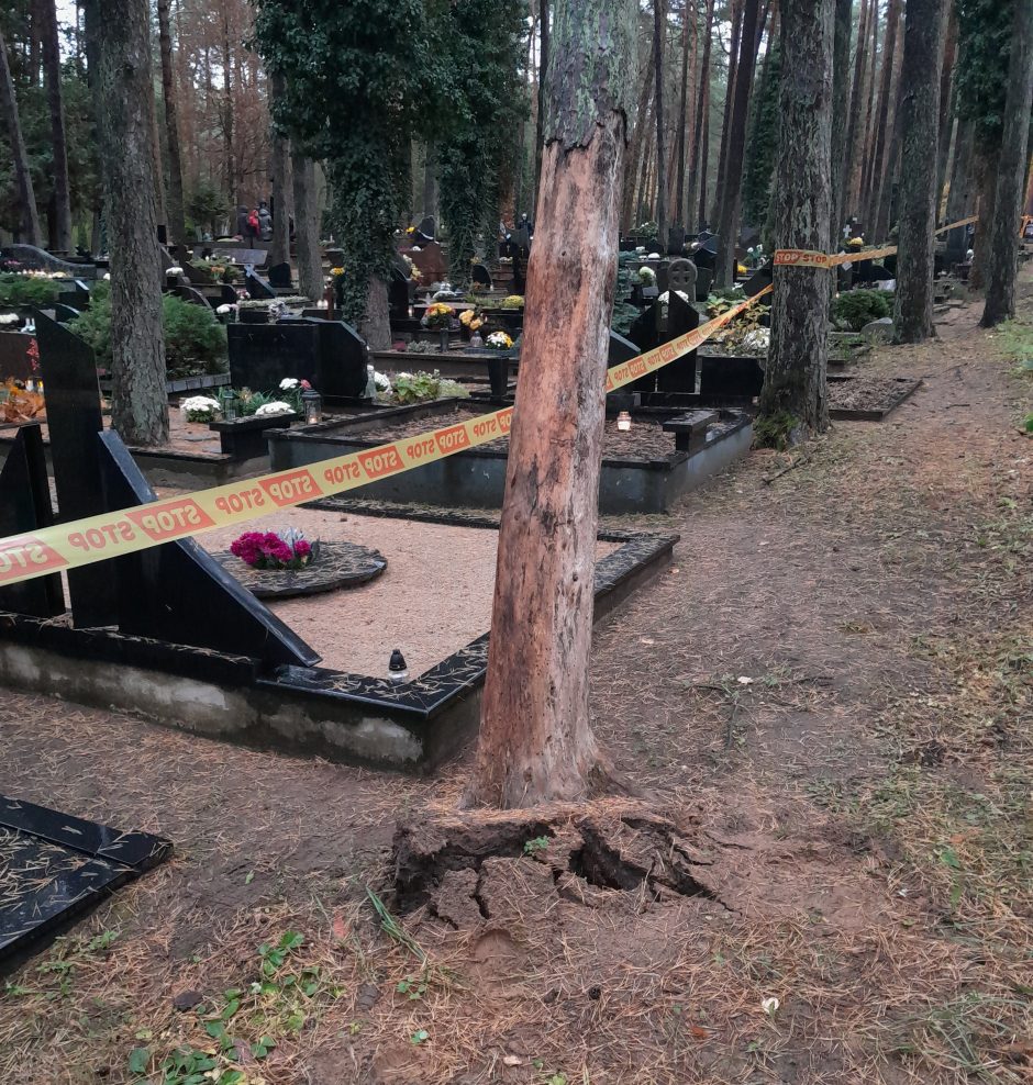 Per plauką nuo tragedijos: į Petrašiūnų kapines teko siųsti ugniagesių gelbėtojų aukštalipius