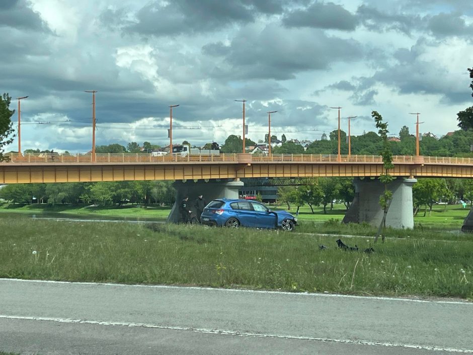 Kaune neblaivus BMW vairuotojas atsidūrė pievoje